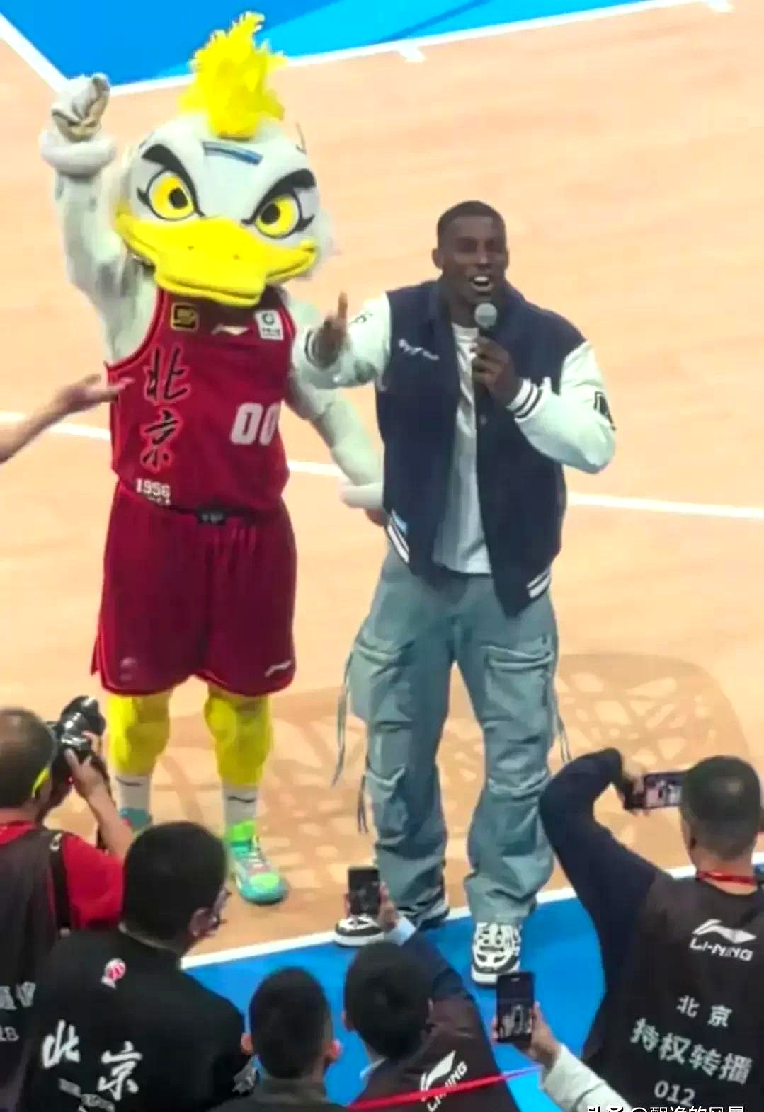 北京国安训练开放日，集结日遗憾出局引欢呼，NBA季后赛在即，训练强度明显提升的简单介绍
